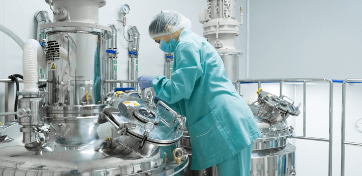 trabalhador-de-mulher-fabrica-farmaceutica-em-roupas-de-protecao-operando-a-linha-de-producao-em-ambiente-esteril (1)